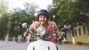 Conducir una moto con seguro a nombre de otro